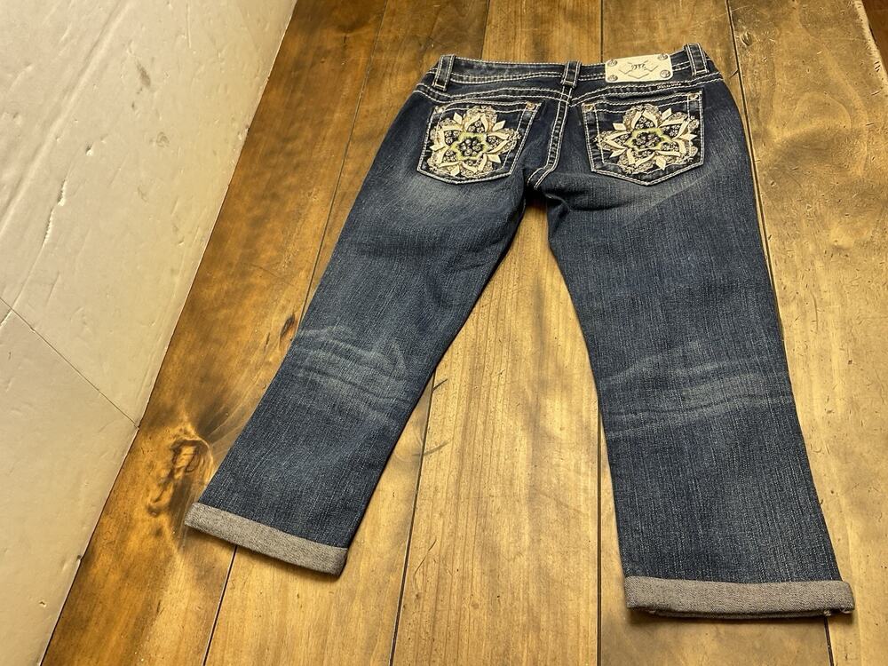 Miss Me Signature Cuffed Capri Jeans Size 27 JP7593P Dark Wash Embroidered